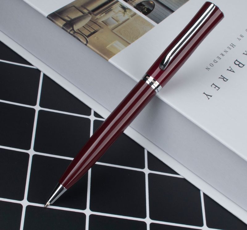 DELUXE-STYLE - elegantné kovové pero s otočným mechanizmom vysunutia náplne