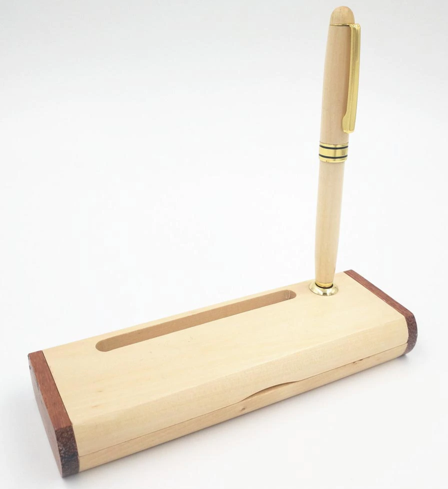 MARON - ručne vyrobené drevené pero v stojane + priestor na vizitky (javor)