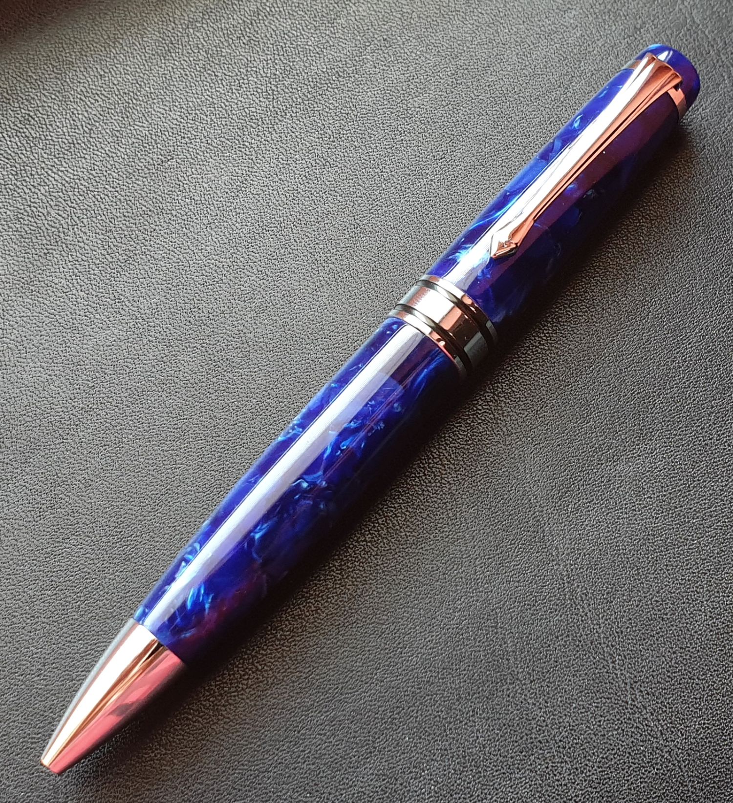 INVICTUM -ručne vyrobené guľôčkové pero- z akrylovej živice -otočný mechanizmus 