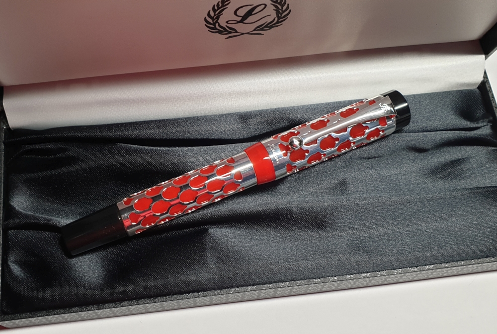 LABAN - luxusné pero vyrobené zo vzácnej živice červenej farby
