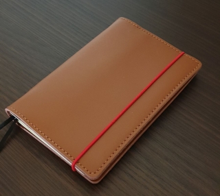 Amari-kožený doplniteľný vreckový zápisník s červeným uzatváraním,farba: karamel
